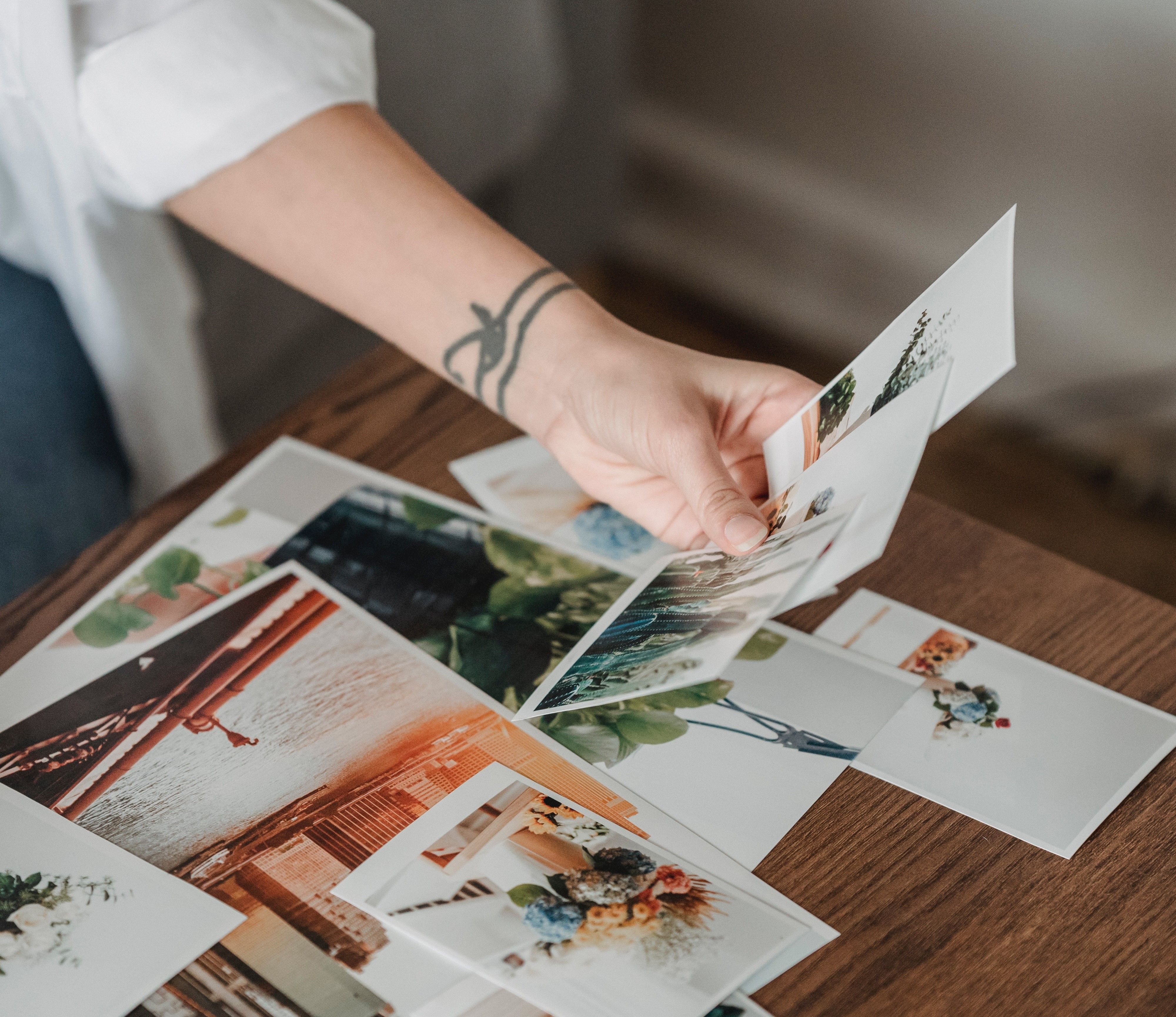 Eine Frau wählt Fotos für eine Collage aus