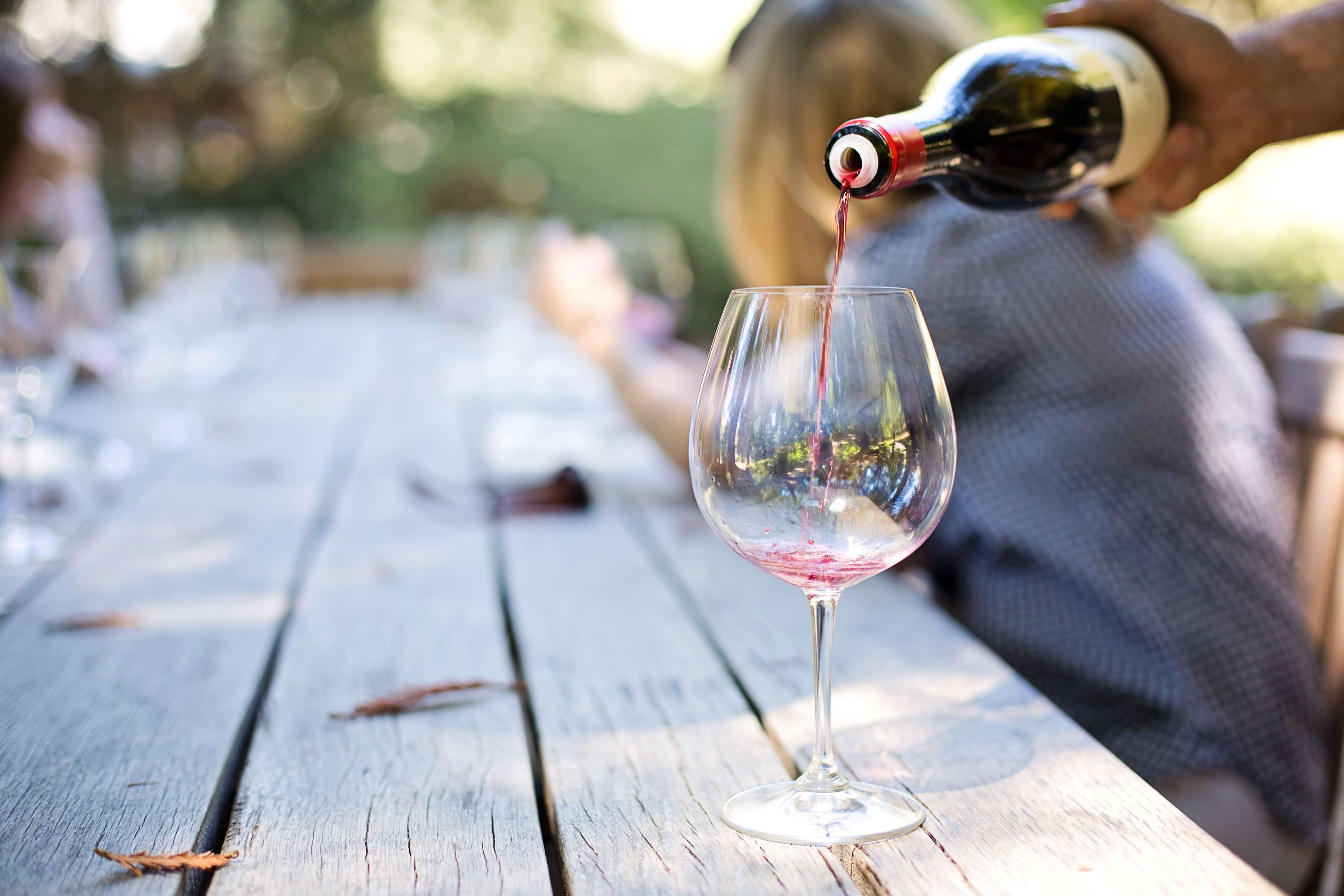 Wein in Glas einschenken