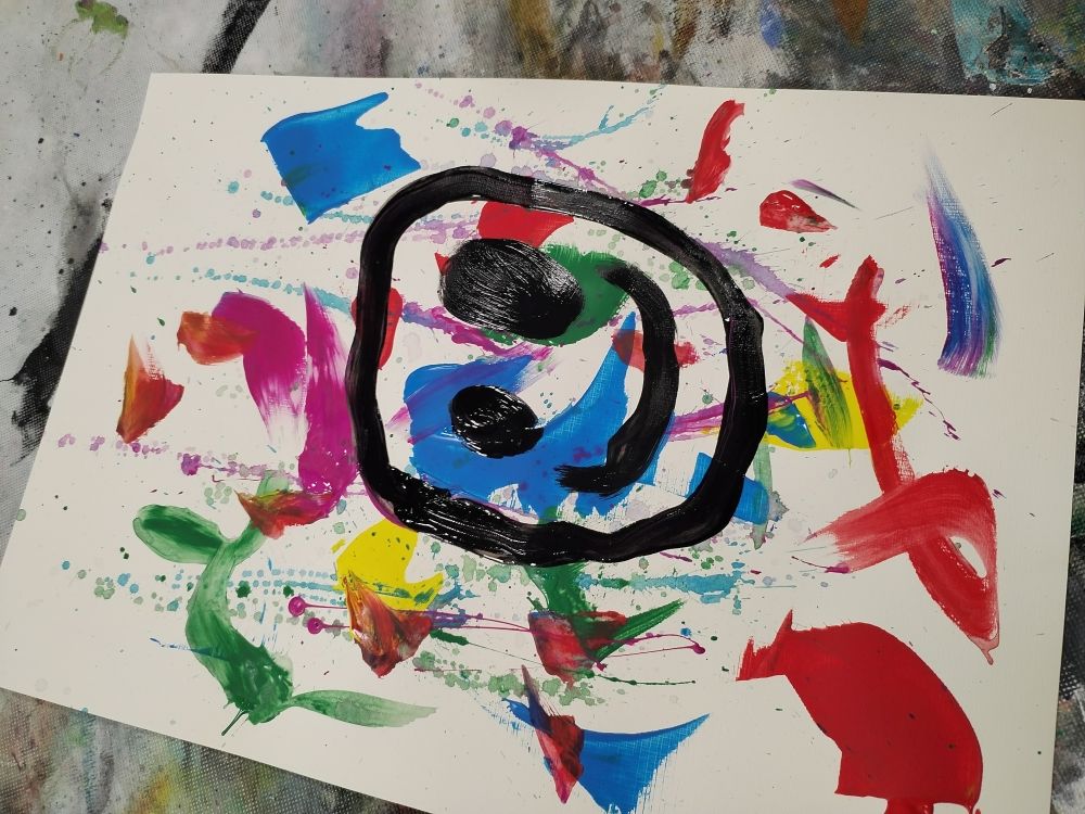 Smiley mit bunter Acrylfarbe.