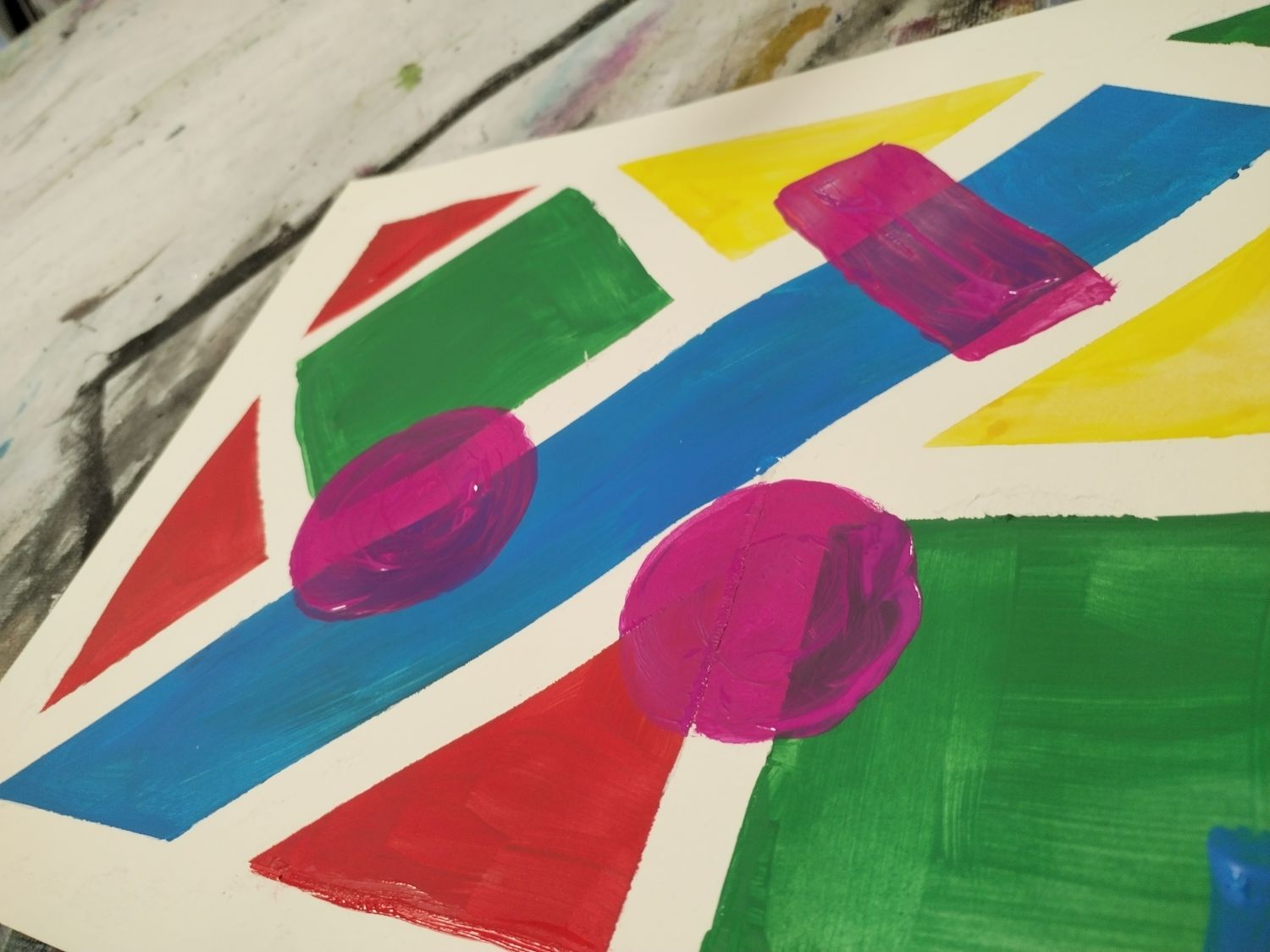 Verschiedene Formen aus Acrylfarbe auf einer Leinwand.