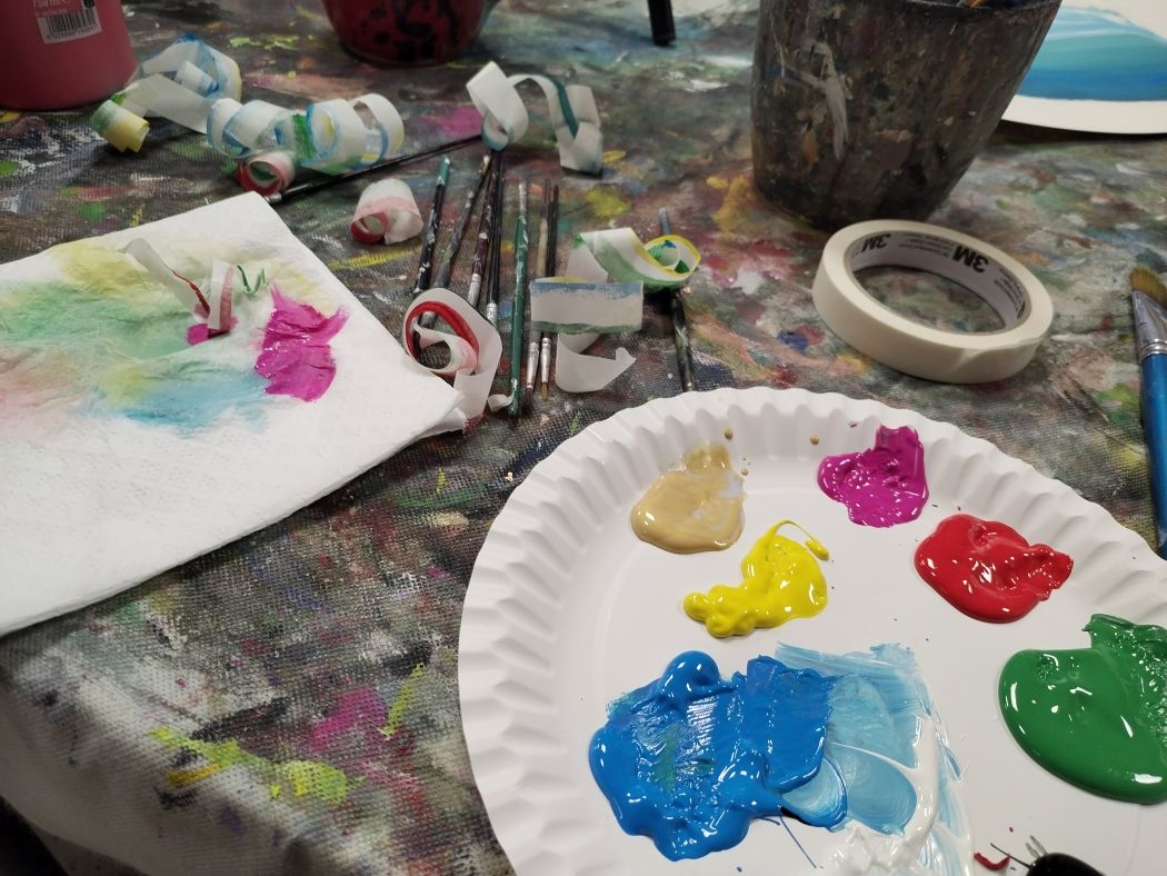 Bunte Acrylfarben zum Malen.