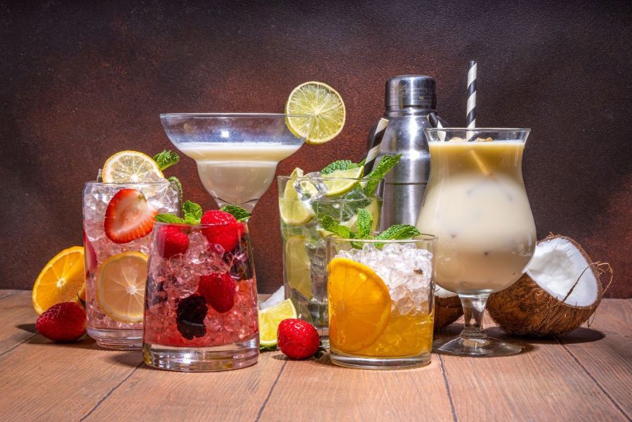 Bunte Cocktails mit Früchten
