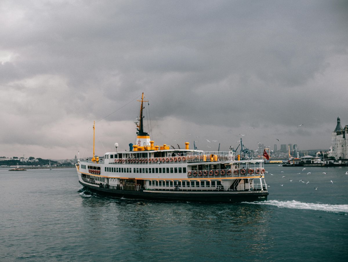 Ein Dampfschiff auf dem Wasser.