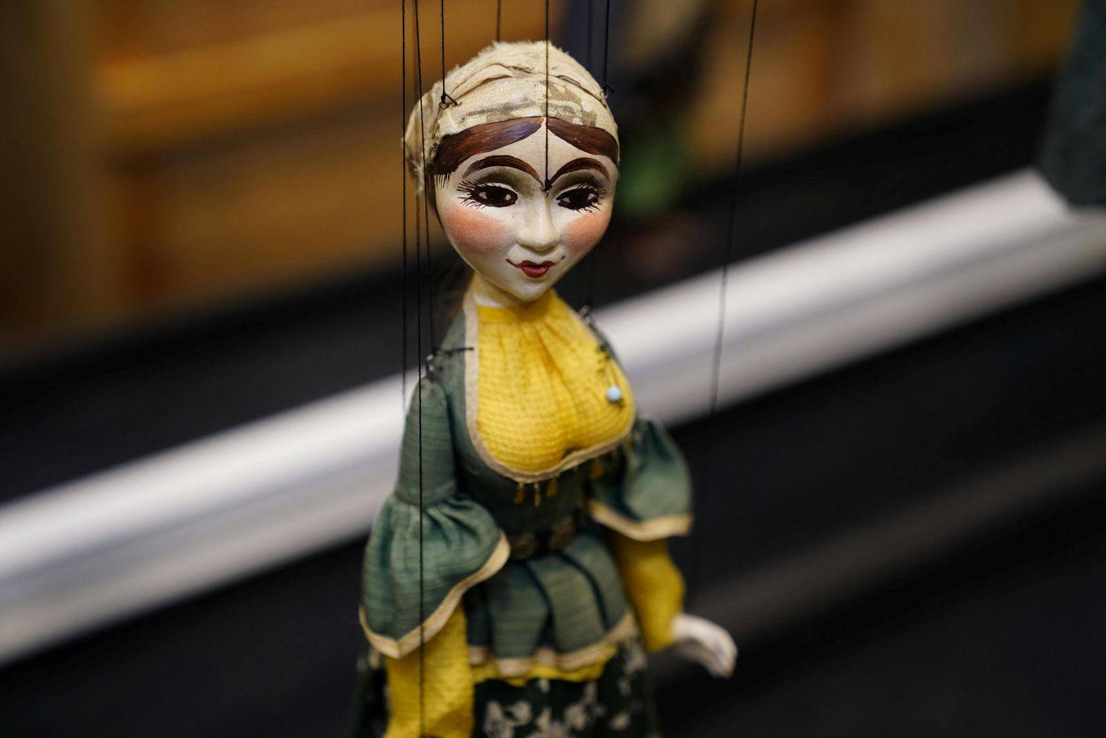 Eine weibliche Marionette die leicht am Bild vorbei schaut. 