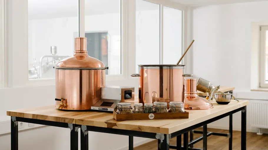 Utensilien zum Bier brauen aus Kupfer