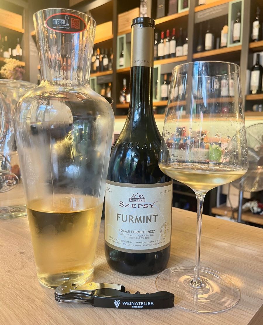 Weißwein in einem Glas, einer Flasche und in einer Karaffe