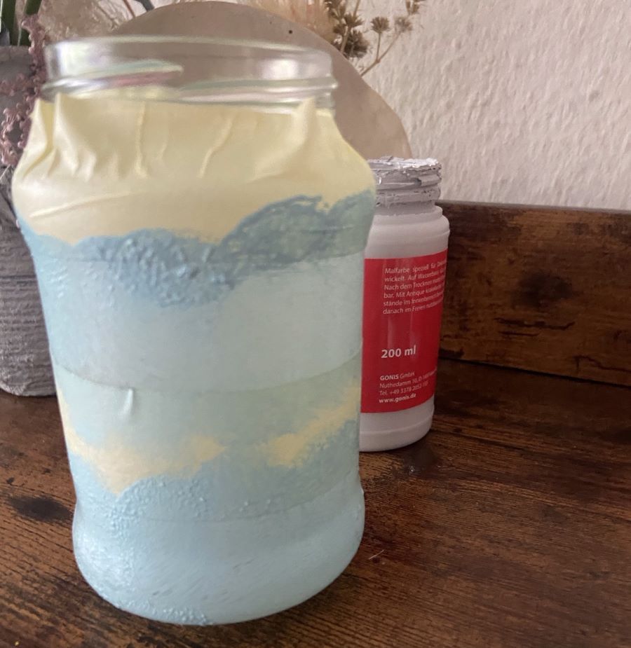 Ein Glas mit Tape und blauer Farbe