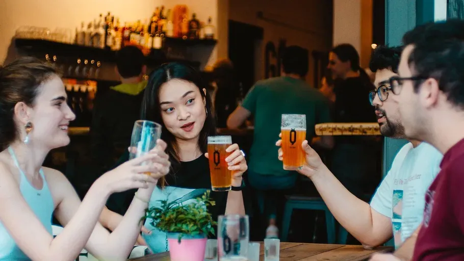 Eine Gruppe trinkt gemeinsam Bier.