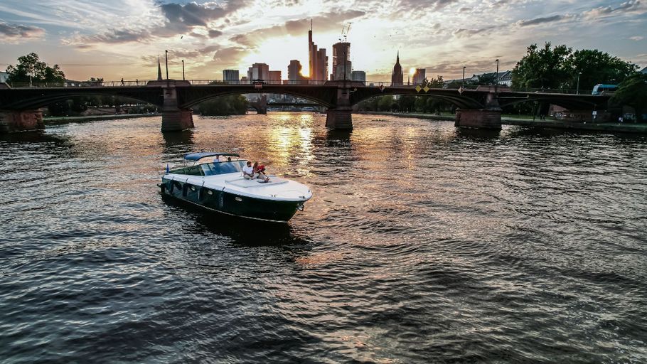 boot-fraenkfurter-hafen-sonnenuntergang-jp0mk6ej.jpg