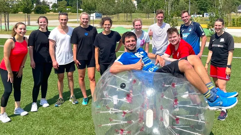 Eine Gruppe spielt mit Bubble Ball Fußball.