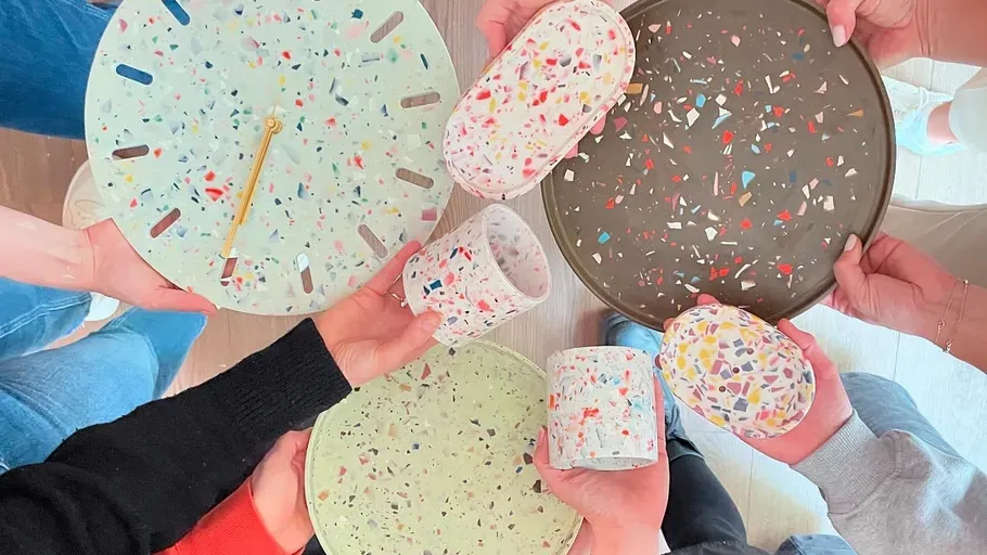 bunte-terrazzo-geschirr-stuecke-35d5rd50.webp