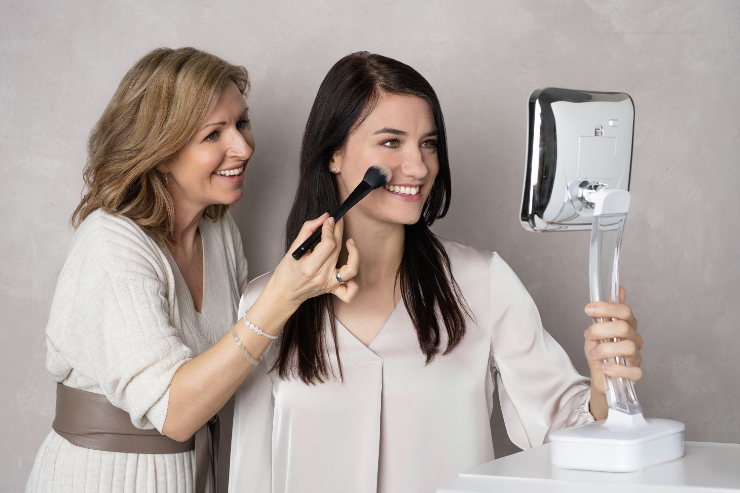 Eine Frau wird geschminkt.