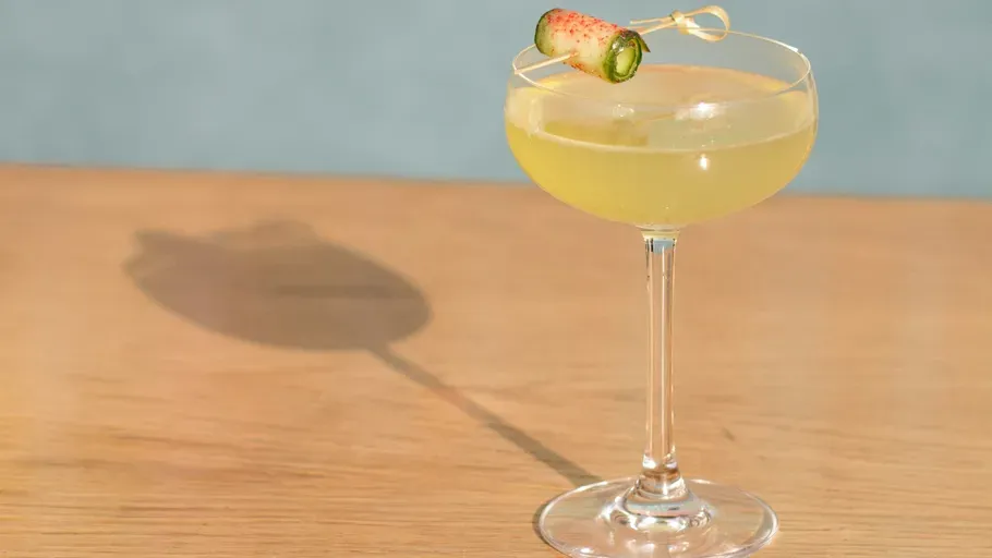 cocktail-mit-gurke-und-zitrone-nm8myqlv.webp