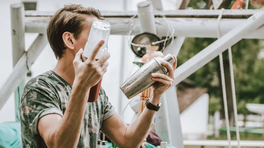 Eine Person mixt Cocktails