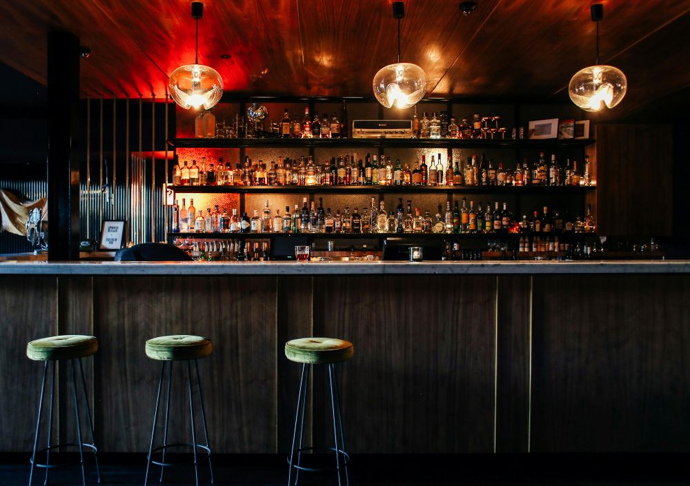 Eine leicht beleuchtete Bar. 