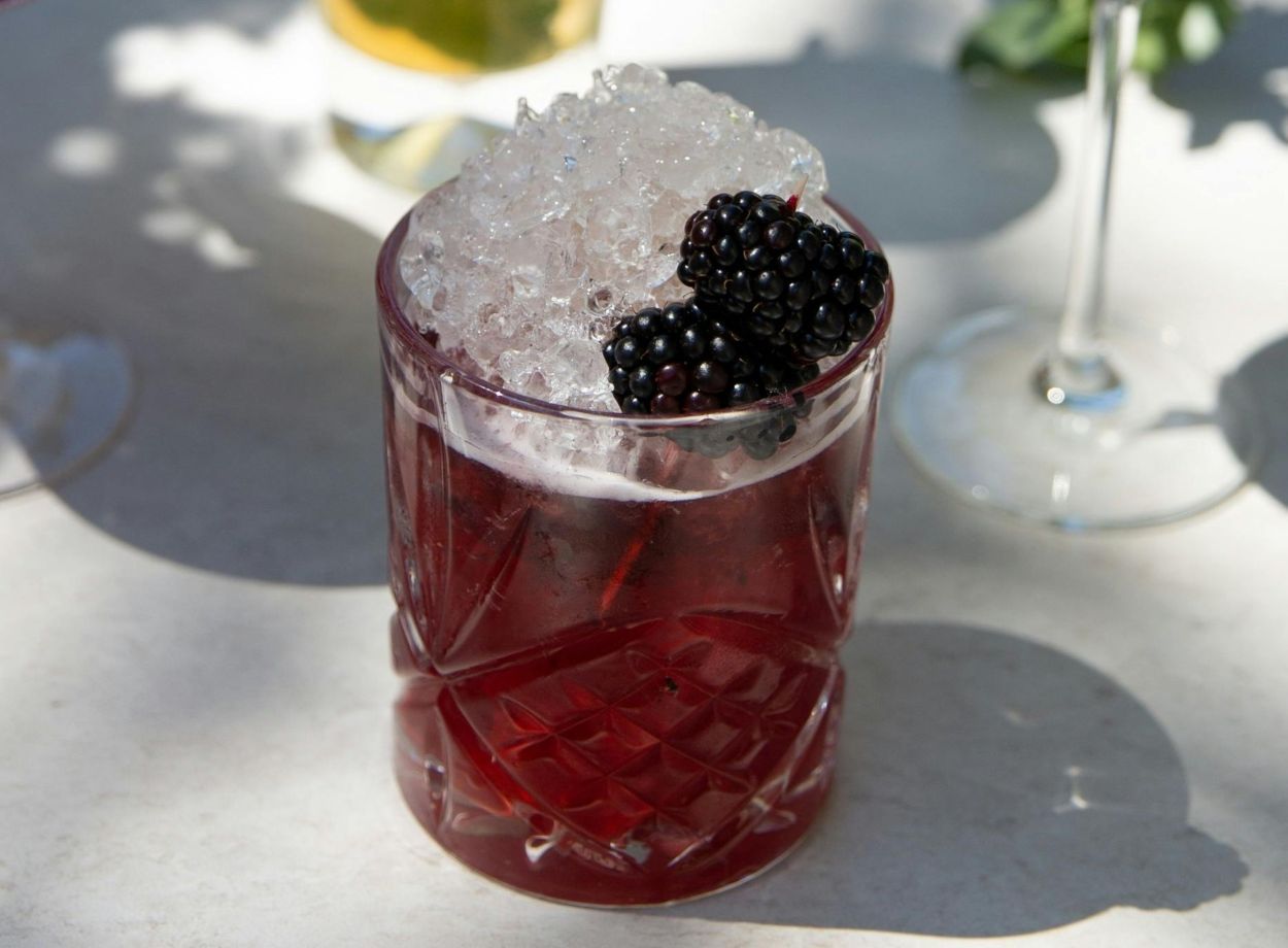 Blackberry-Fizz Cocktail.