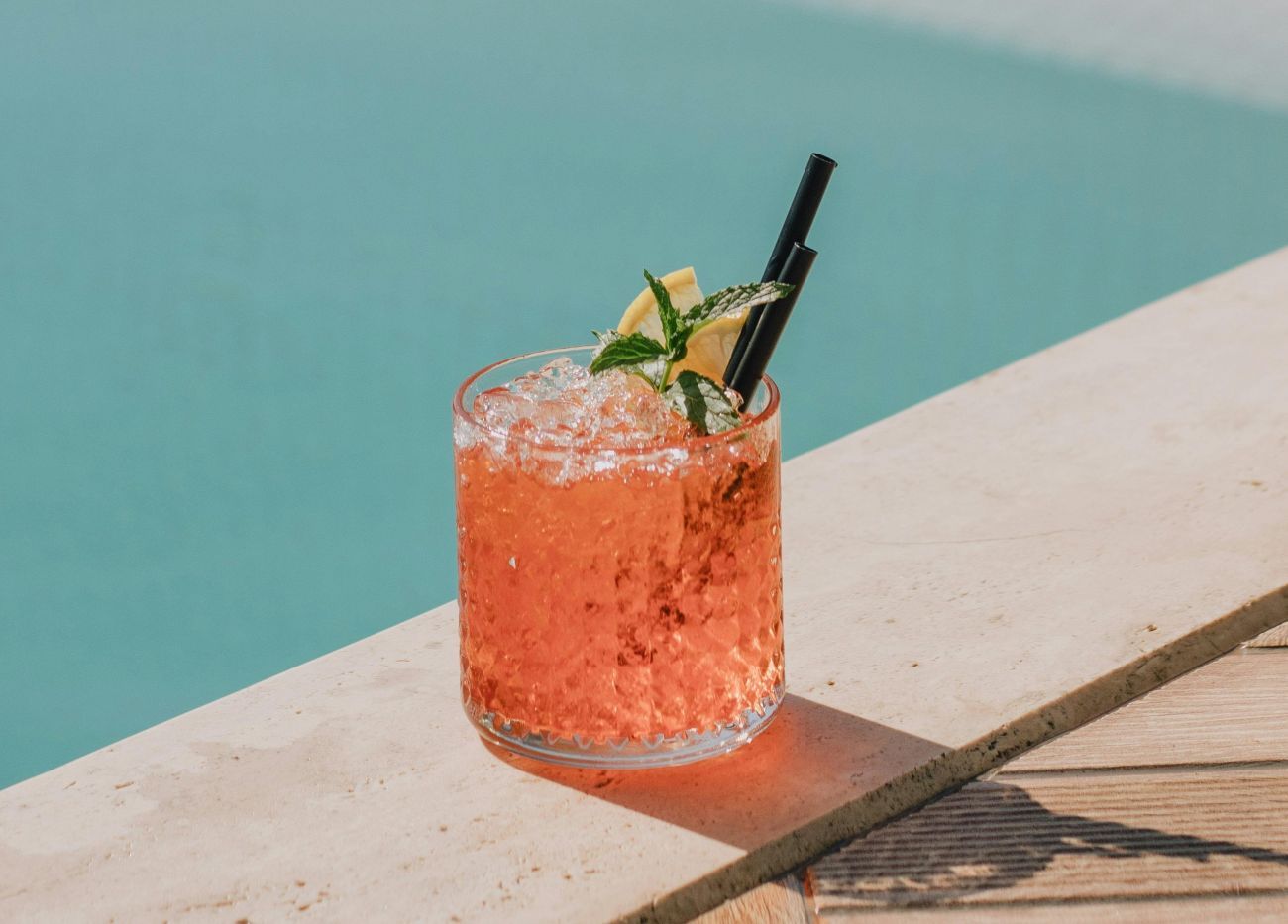 Cosmopolitan Cocktail am Pool.