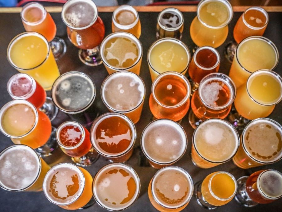 Biere in verschiedenen Farben von oben