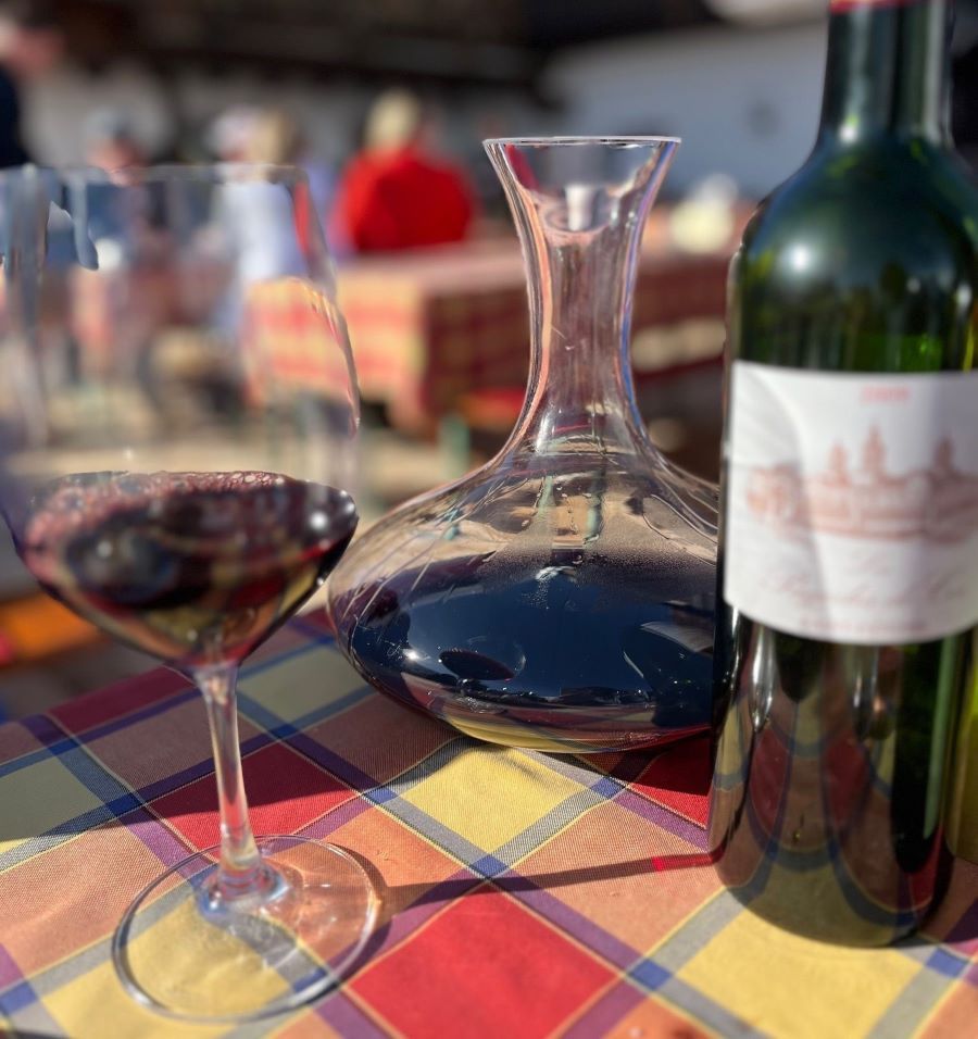 Rotwein in einem Dekanter und einem Glas