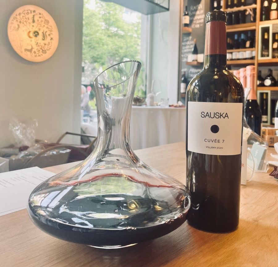 Rotwein in einem Dekanter