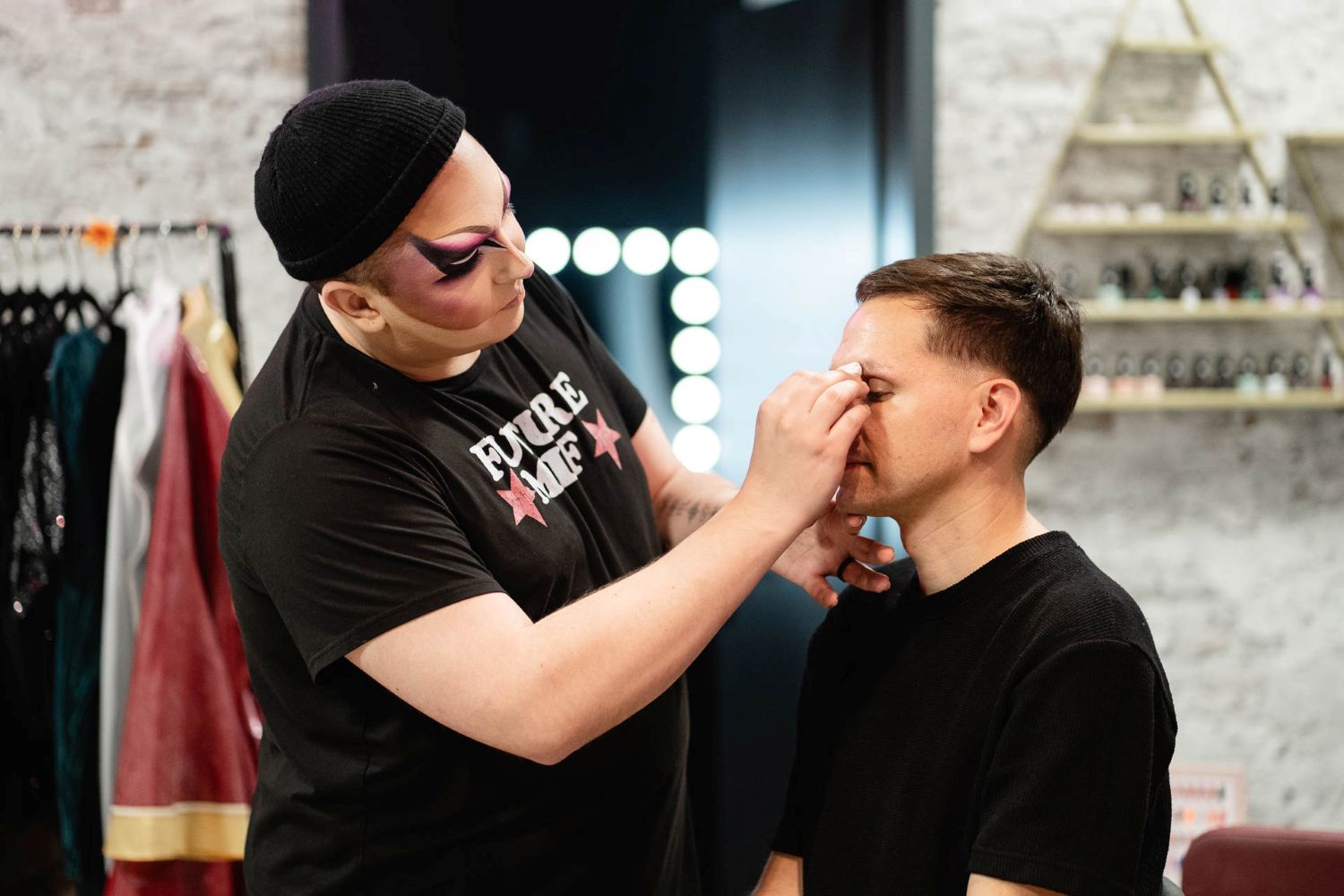 Mann wird geschminkt.