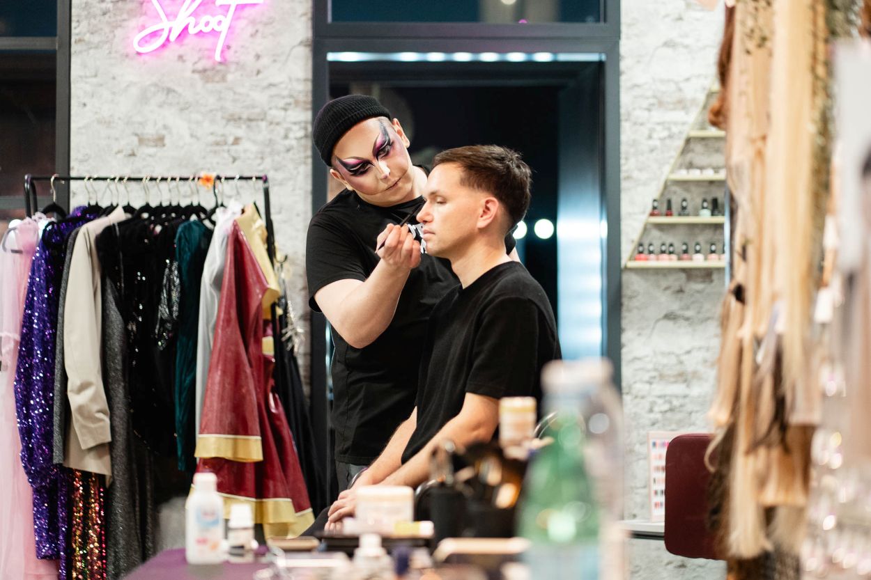 Ein Mann wird geschminkt.