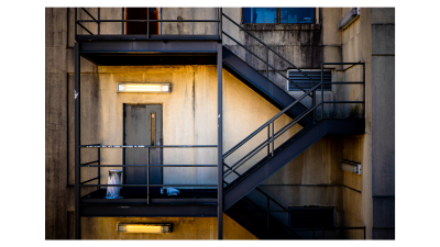 Ein Industriegebäude mit Treppen und Türen.