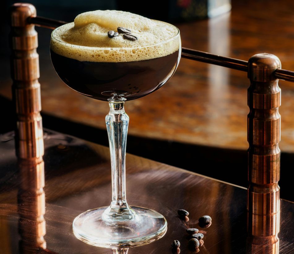 Espresso-Martini garniert mit drei Kaffeebohnen.
