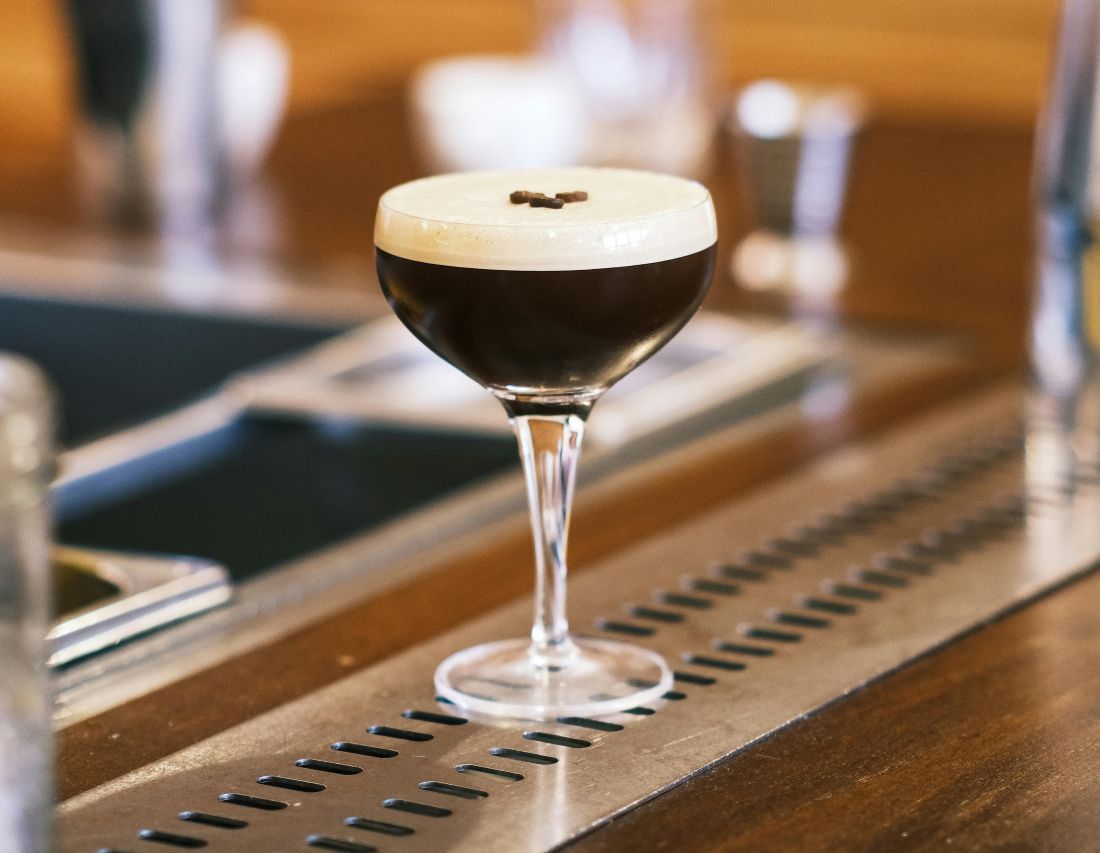 Espresso Martini auf einem Tresen.