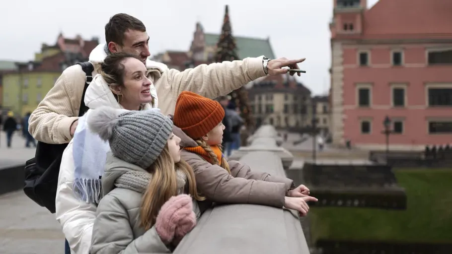 Eine Familie besichtigt Chemnitz