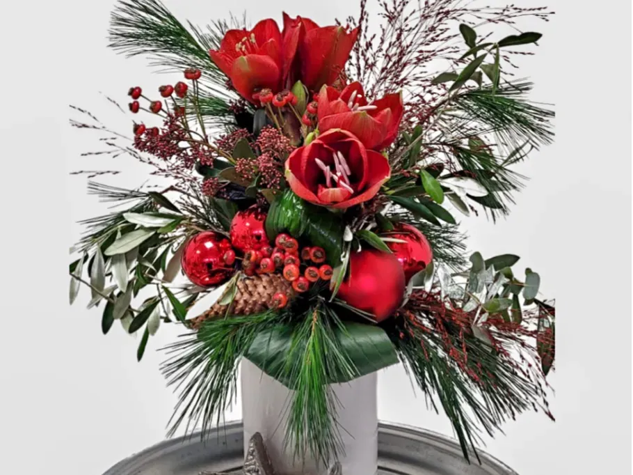 Weihnachtlich gebundener Blumenstrauß.