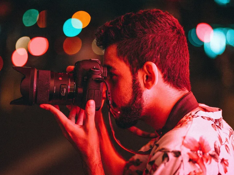 Ein Mann hält eine Kamera und macht ein Foto