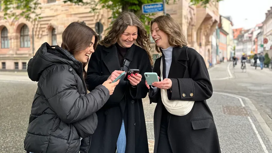 Frauen bei einem Outdoor Escape Game in Freiburg