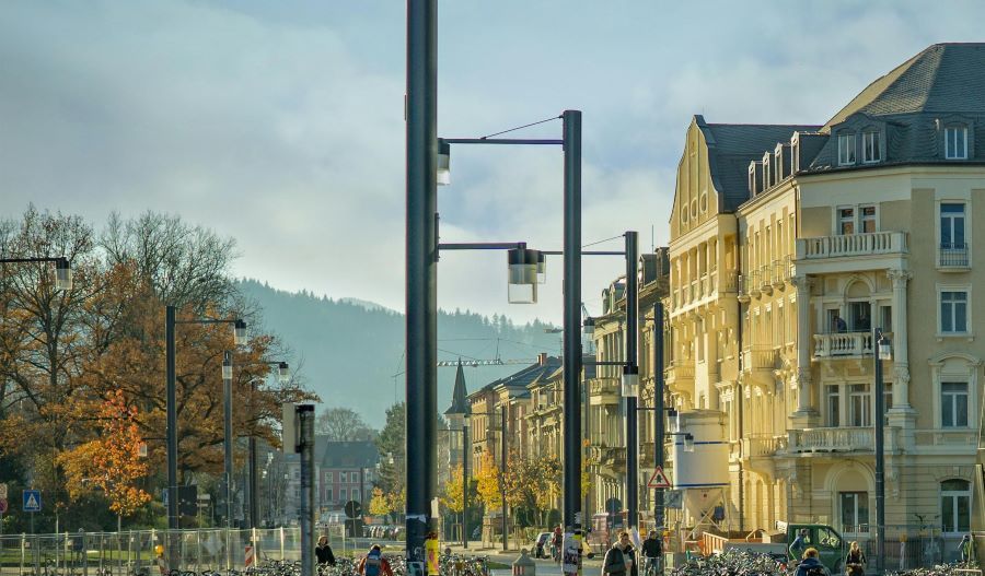 Straße mit Bergen im Hintergrund.