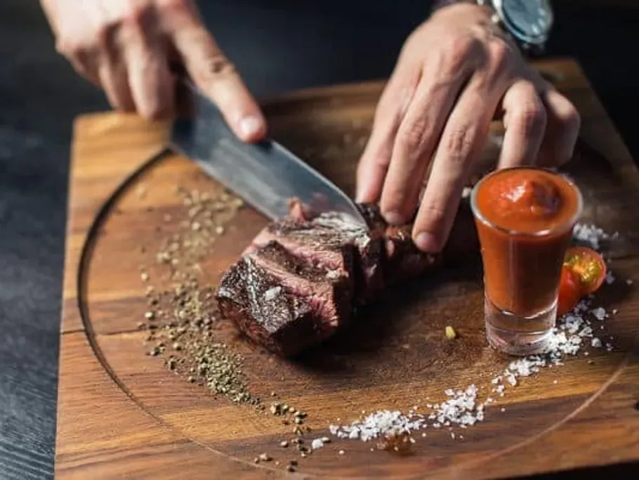 gegrilltes-fleisch-mit-sauce schneiden-k9q92e0q.webp