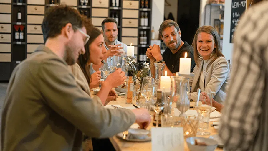 Menschen an einem Tisch bei einem Weintasting