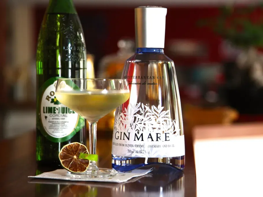 gin-mare-cocktail-mit-limette-8de8n56k.webp