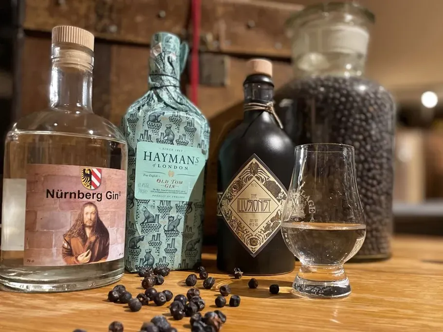 Gin-Flaschen stehen auf einem Tisch.