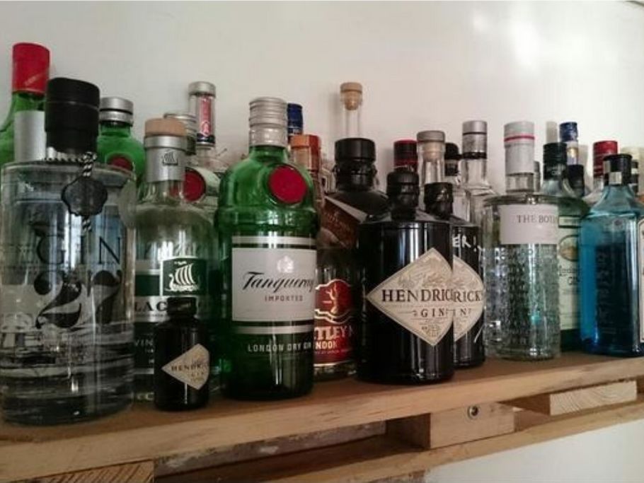 gin-sorten-auf-regal-steinwhiskey-d0517eqg.jpg