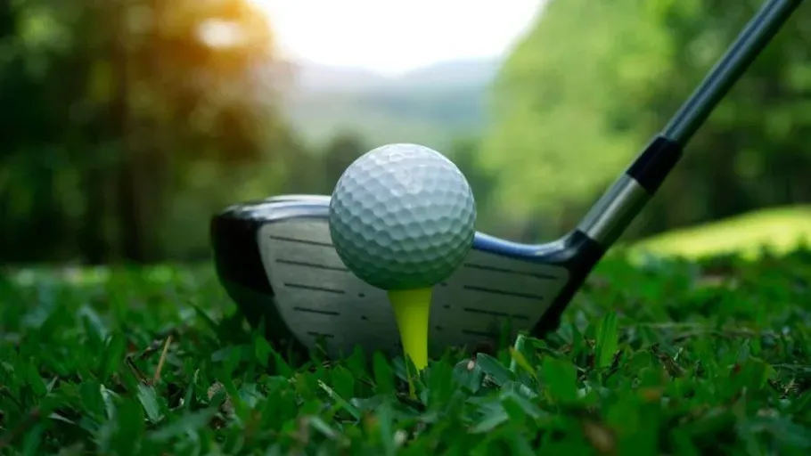 golfball-auf-tee-mit-schlaeger-9oyov36v.webp