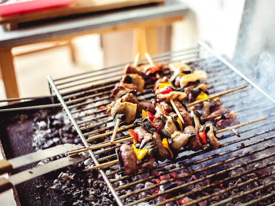 Spieße liegen auf einem Grill