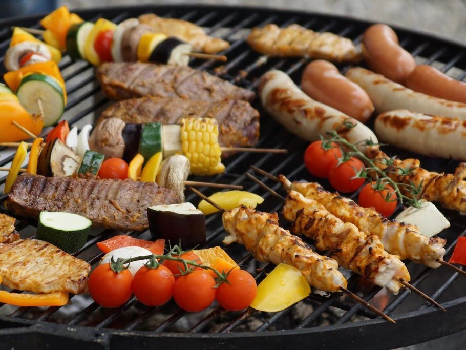 grillparty-mit-fleisch-und-gemuese-l61ppmvv.jpg