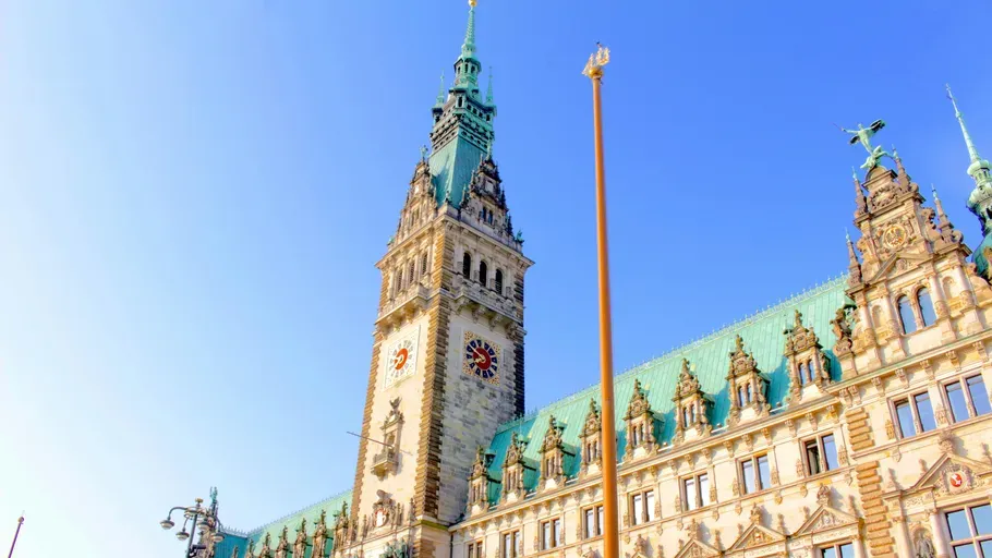 hamburger-rathaus-turm-blauem-himmel-ed8vqnyd.webp