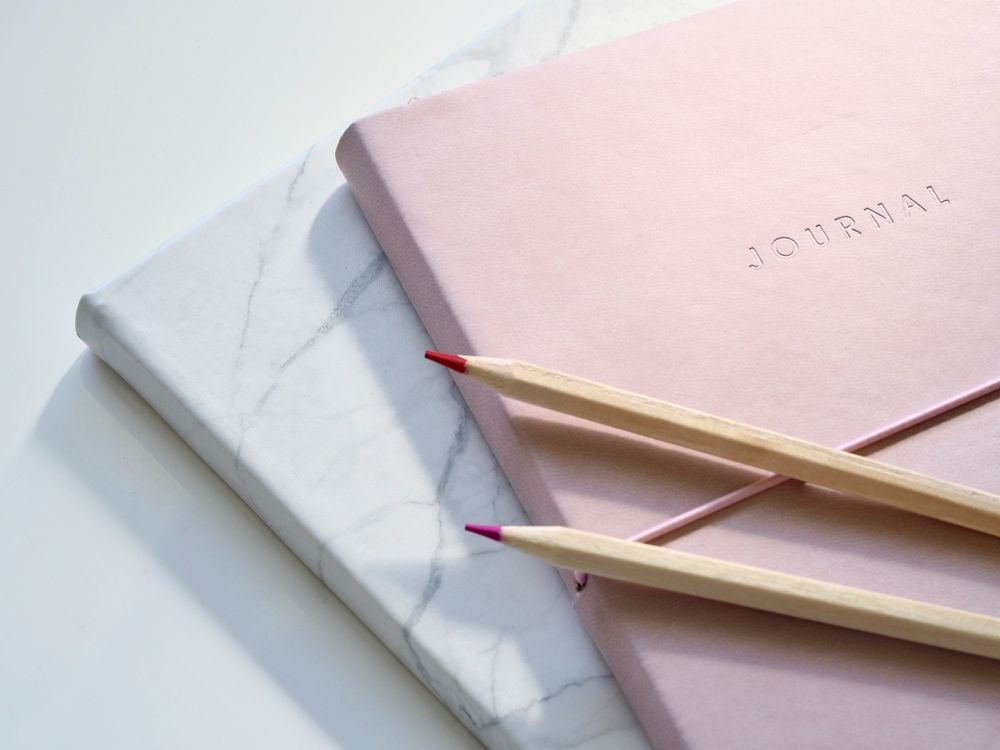Zwei Journals und zwei Buntstifte