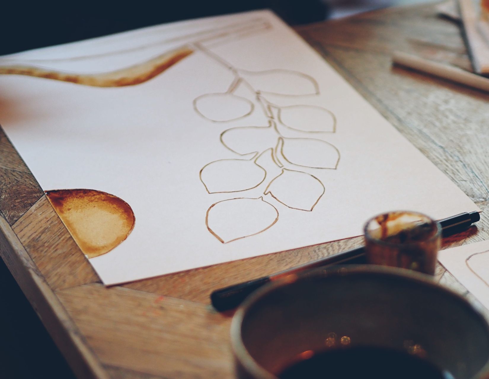 Pflanzen mit Kaffee gemalt.