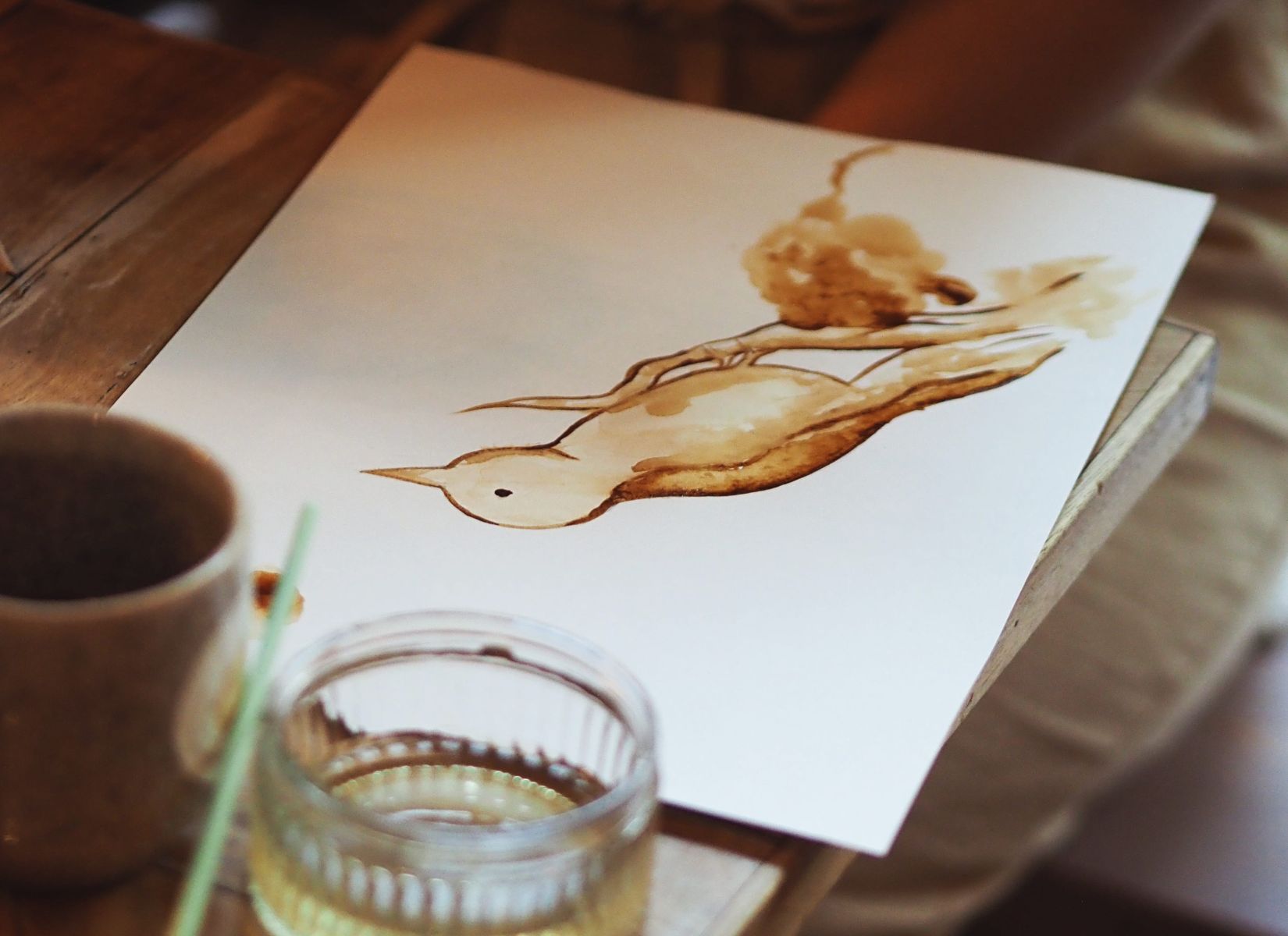 Vogel mit Kaffee gemalt.