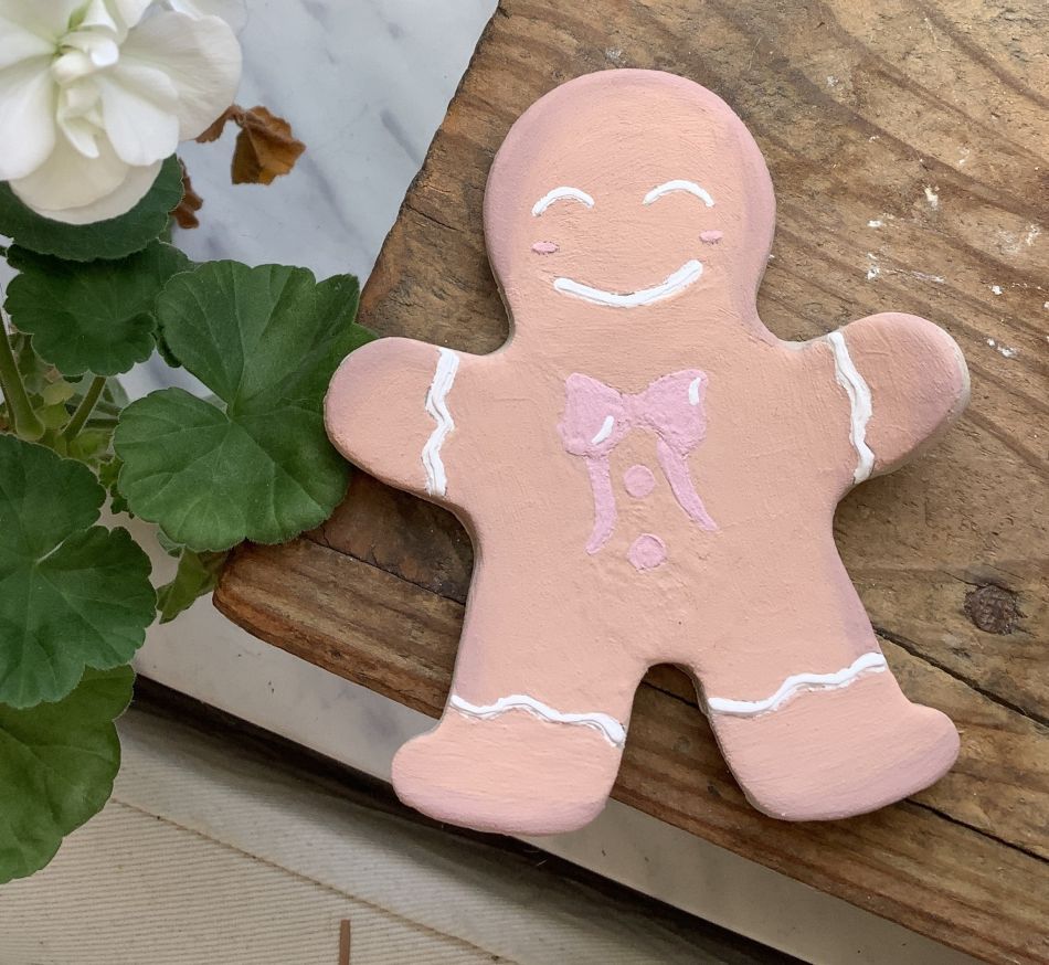 Lebkuchenfigur aus Keramik wurde bemalt.