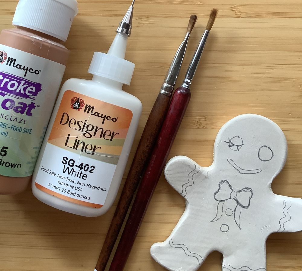 Farben und Pinsel zum Keramik bemalen.