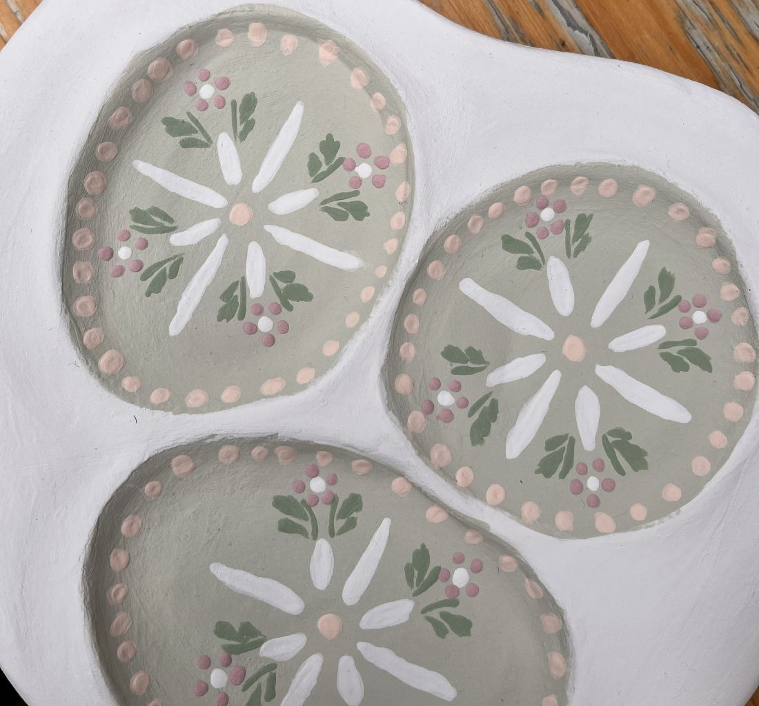 Keramik-Teller mit Blumenmuster.