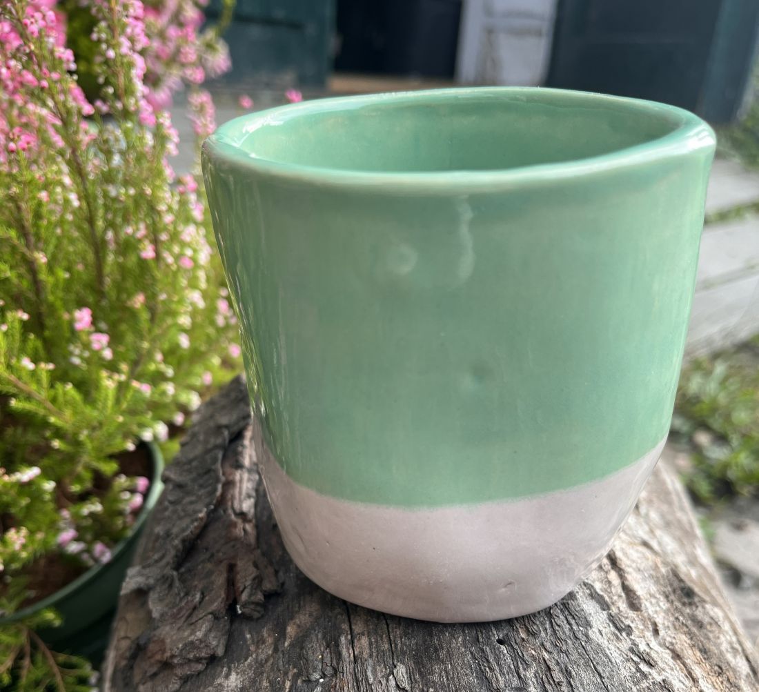 Keramik-Becher in grün.